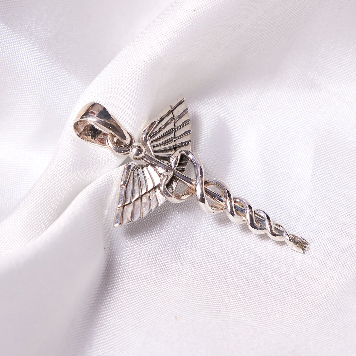 Stylish Silver Finish Pendant – Modern Jewelry