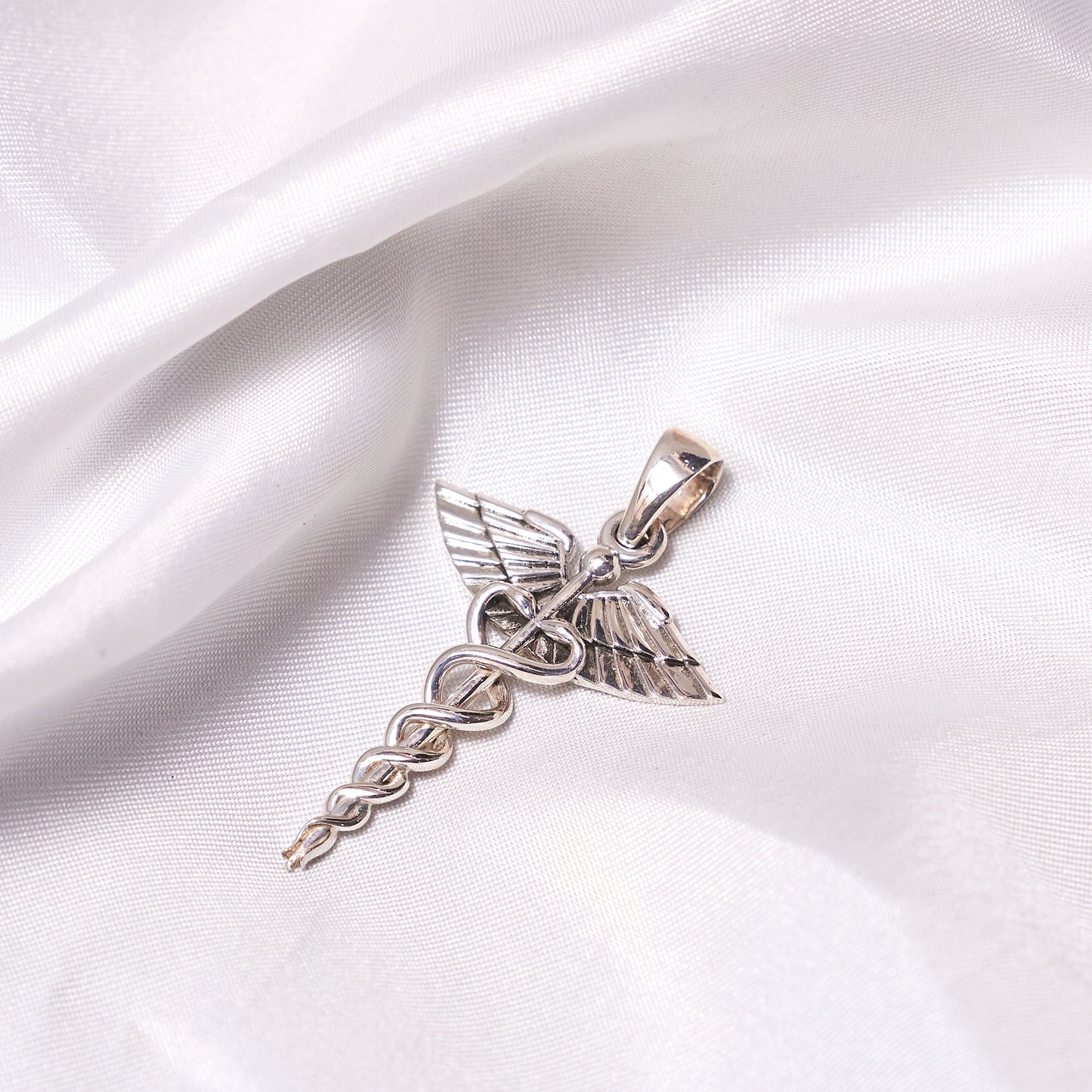 Stylish Silver Finish Pendant – Modern Jewelry