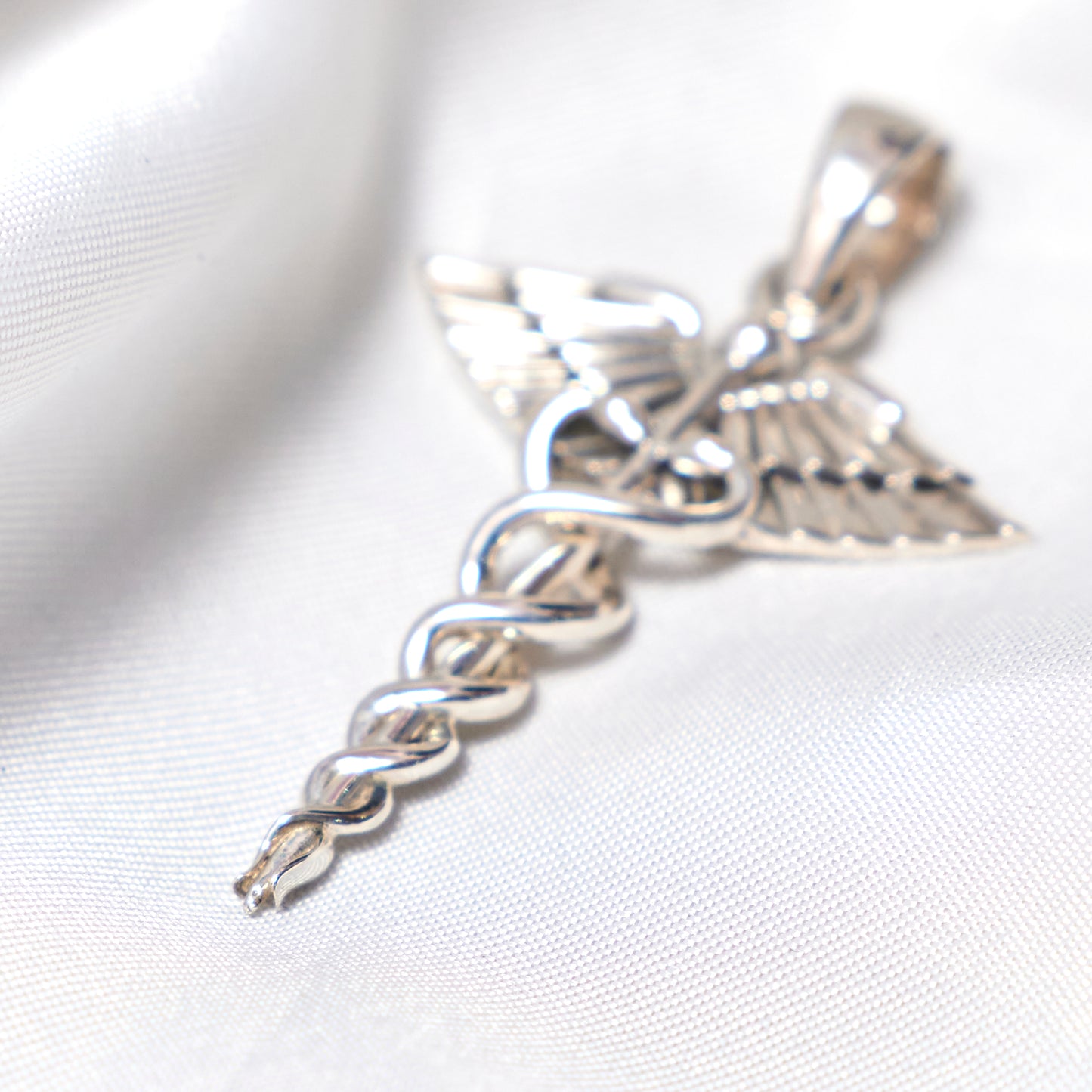 Stylish Silver Finish Pendant – Modern Jewelry