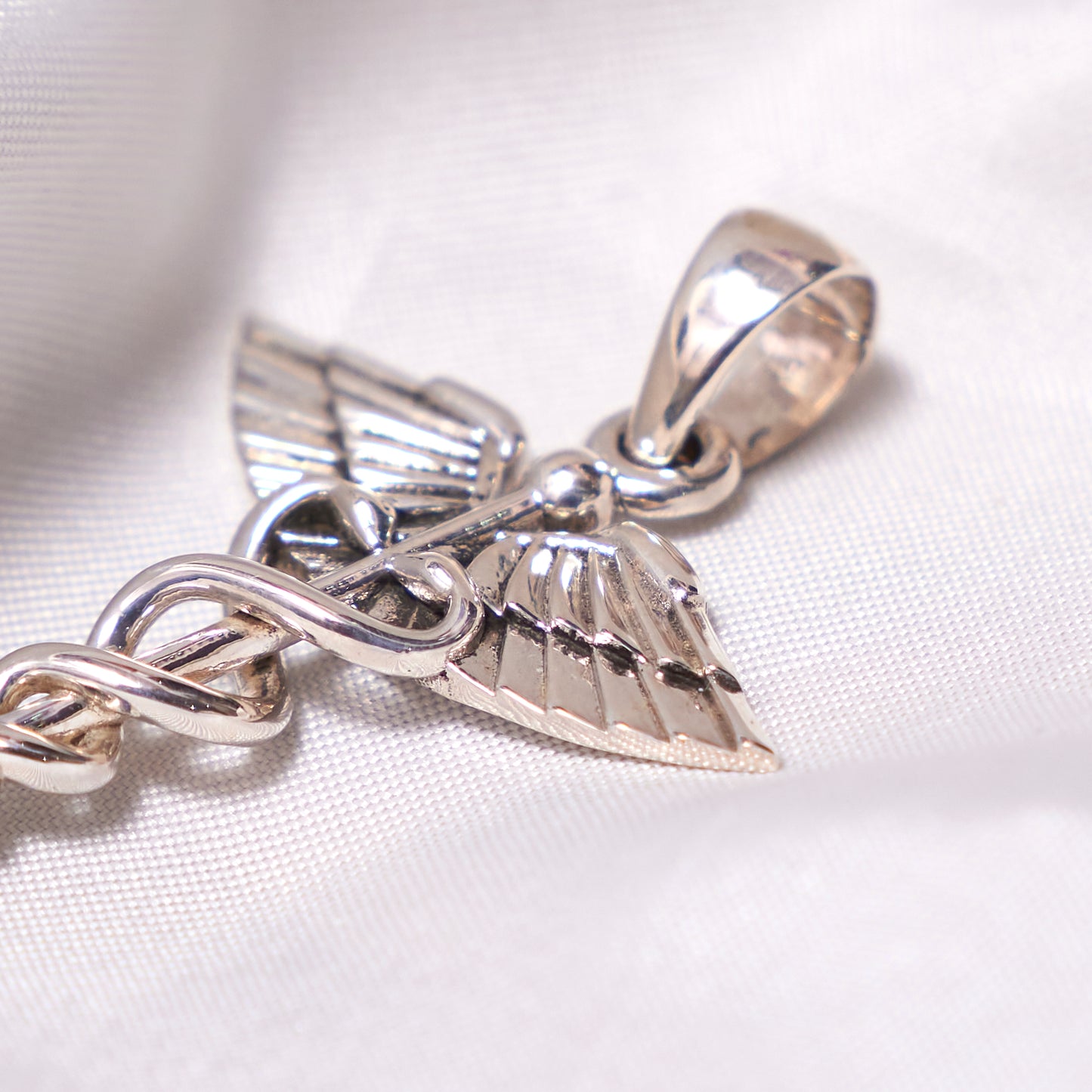 Stylish Silver Finish Pendant – Modern Jewelry